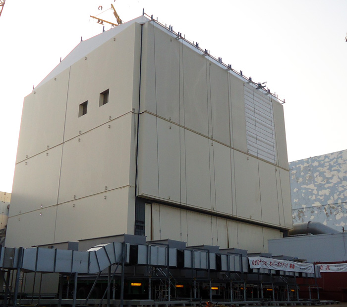 Продолжается разборка укрытия над зданием реактора блока №1 АЭС «Фукусима-I».